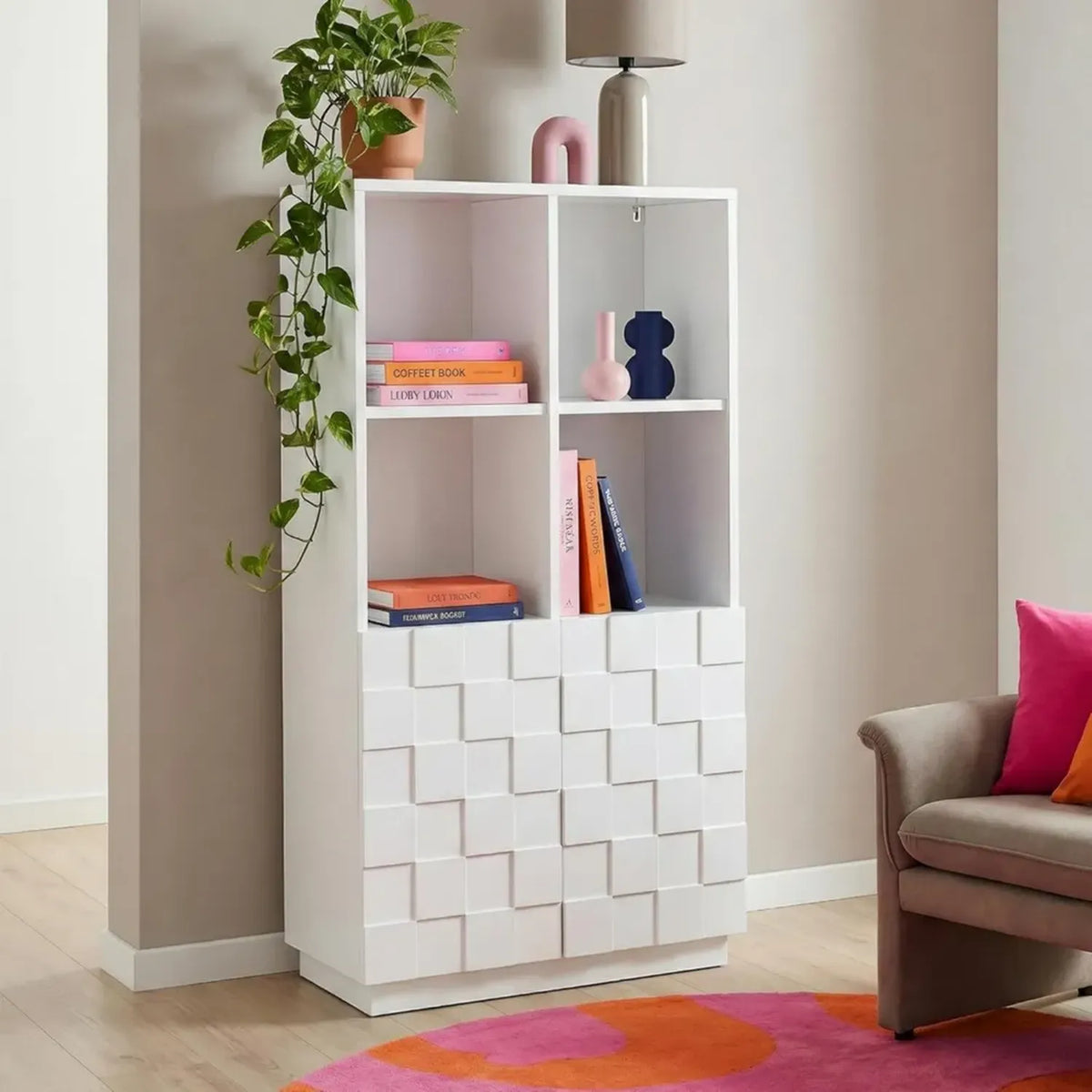 Credenza Alta con Decorazioni 3D e Spazi di Archiviazione - Bianca